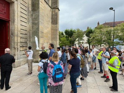 Arrivée sur le parvis de l'église