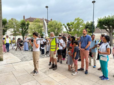 Arrivée sur le parvis de l'église