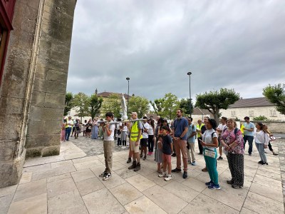 Arrivée sur le parvis de l'église